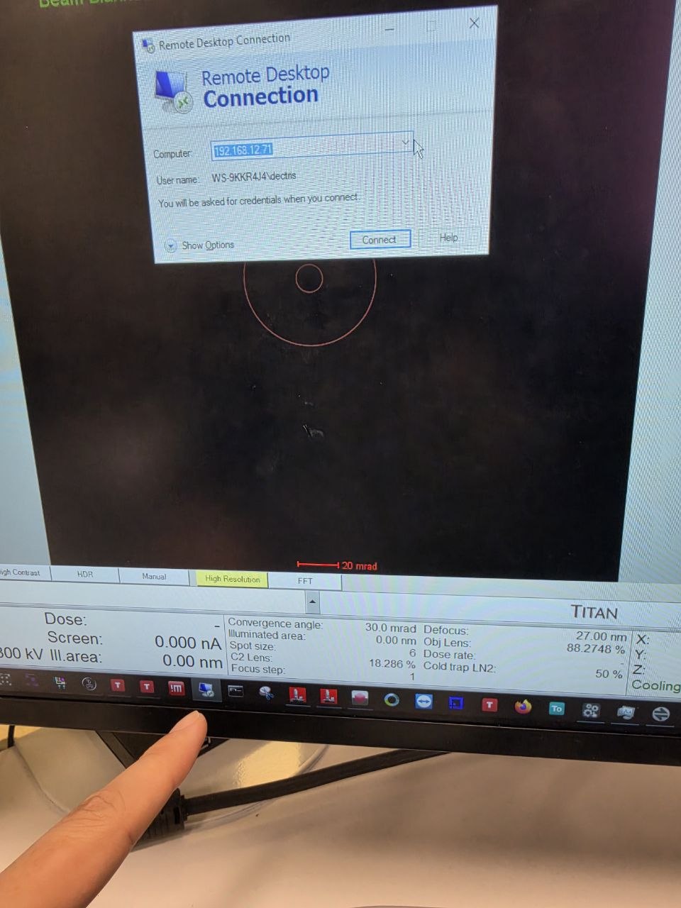 Remote Desktop Connection icon in the microscope taskbar and connection dialog