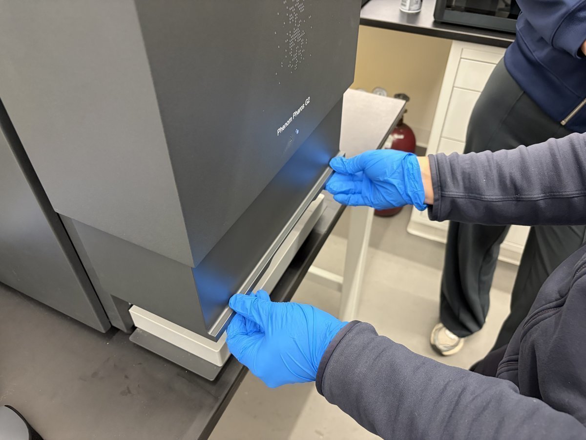 Opening the sample loading drawer on the Phenom Pharos G2