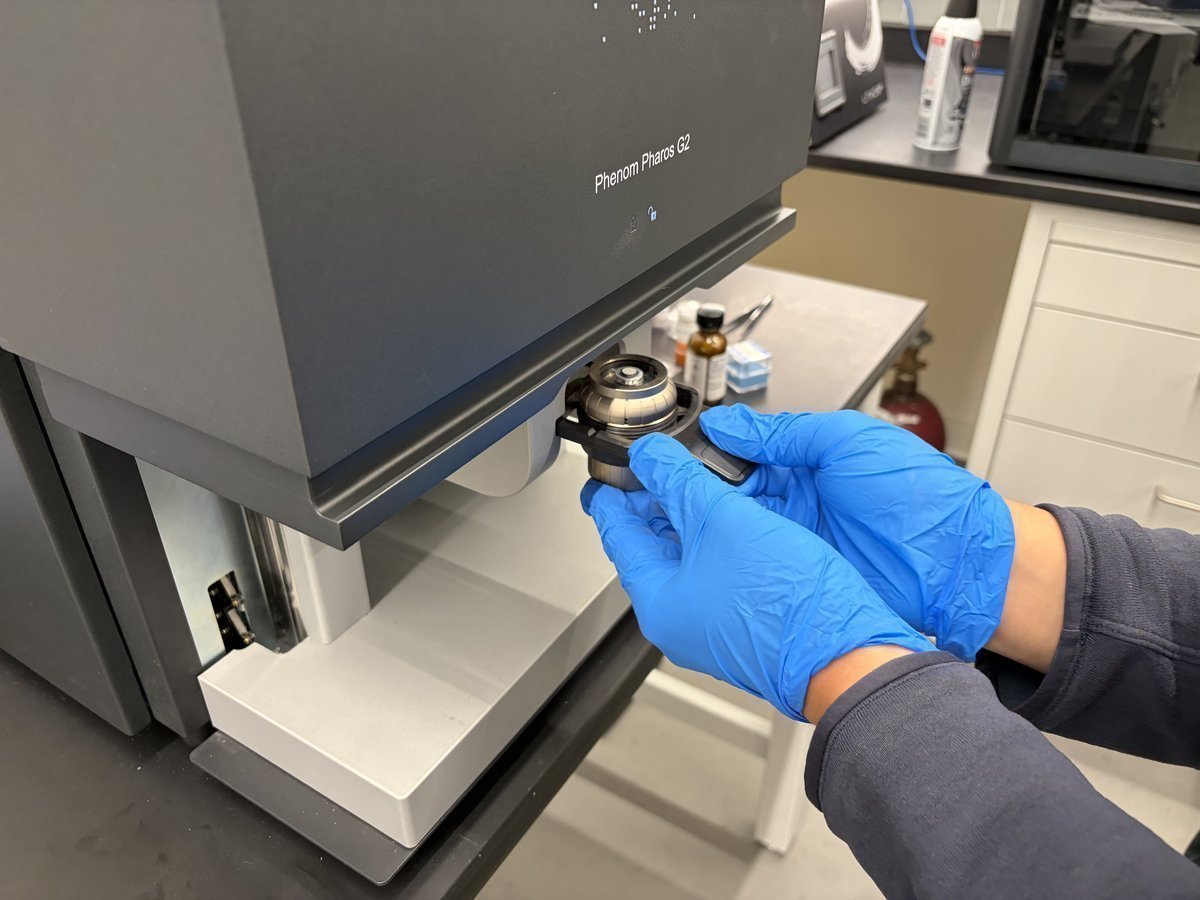 Previous sample stub puck holder removed from the Phenom