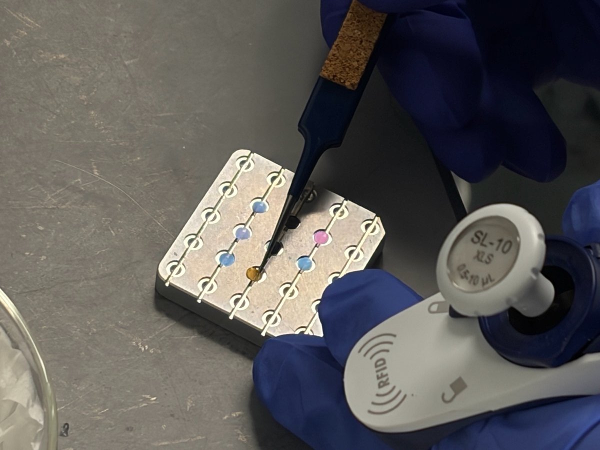 Depositing colored nanoparticle solutions onto grids on the aluminum plate