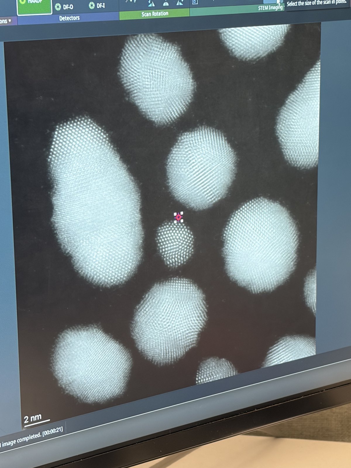 Atomic resolution HAADF image of gold nanoparticles showing lattice fringes at 2 nm scale