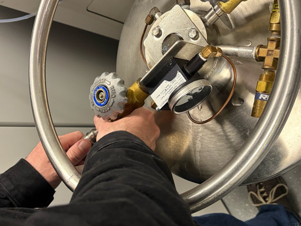 Connecting transfer hose to LIQUID valve