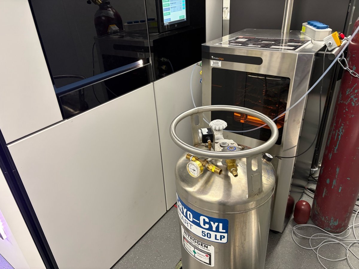 CRYO-CYL portable tank positioned next to the Spectra
