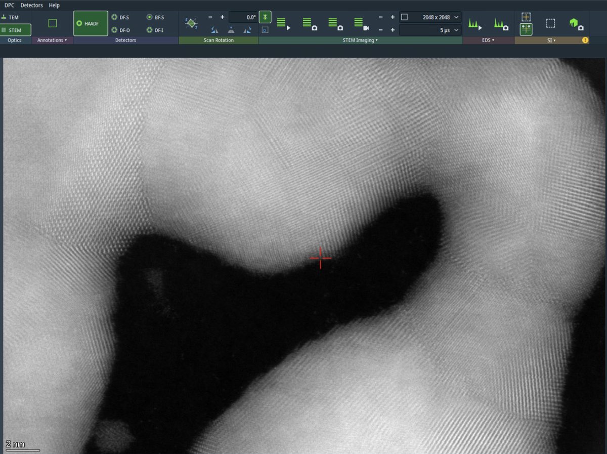 Atomic resolution with lattice visible