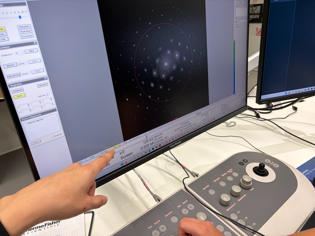 Gold diffraction pattern on the Talos TIA camera with TEM hand controllers below